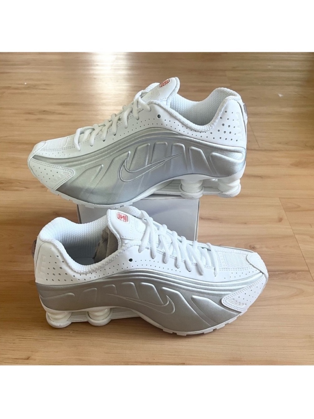 Nike Shox R4 White Metallic
Silver Sneakers Shoes
AR3565-101 GS Women 8.0 US